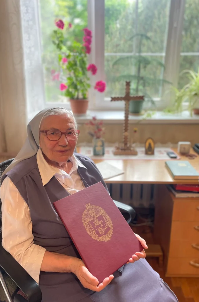 Sesuo Gerarda Seseriai Gerardai įteiktas Atminties diplomas. VU nuotr.